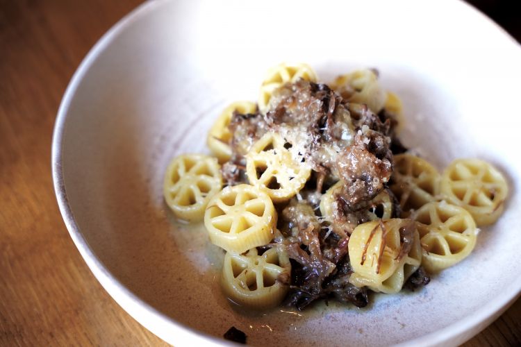 Ruote, genovese di coda, demi-glace, un piatto di 