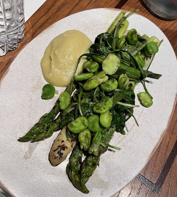 Asparago alla brace, tarassaco, fave, mandorle e limone