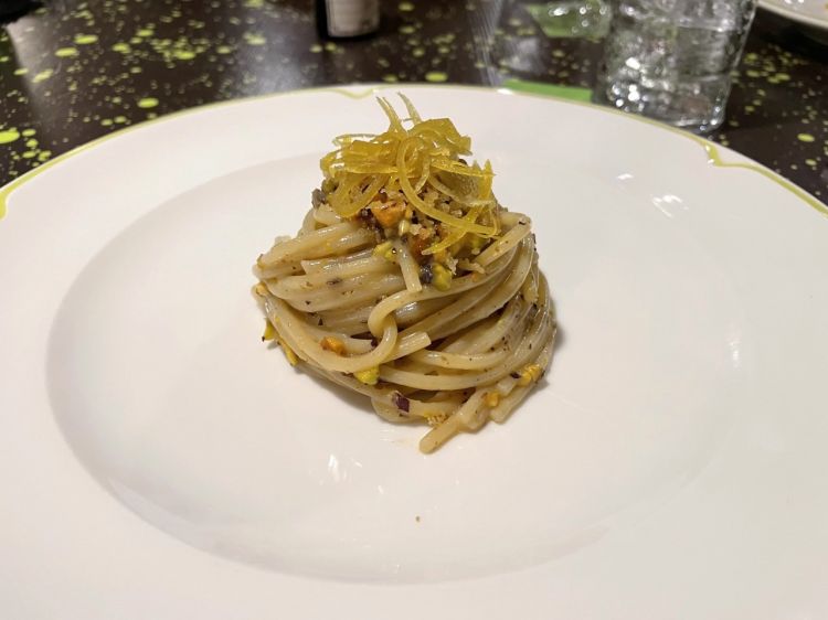 Spaghettone con colatura di alici, pistacchi, limo