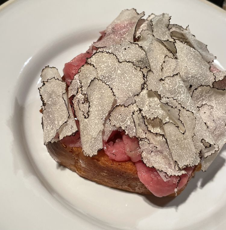Pan brioche, albese, tartufo nero e burro all'acciuga
