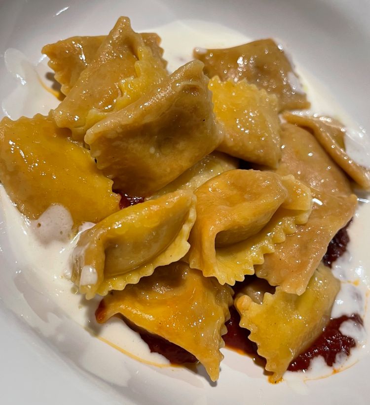 Plin ripieni di rag&ugrave; napoletano con fonduta al parmigiano
