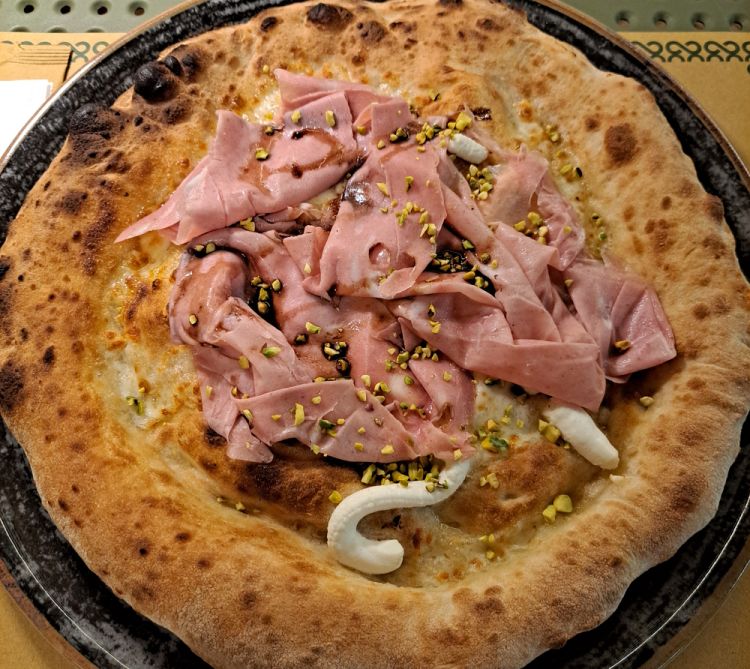 Arcadia, pizza bianca con mozzarella e ricotta, e dopo cottura mortadella Capitelli, granella di pistacchio e aceto balsamico
