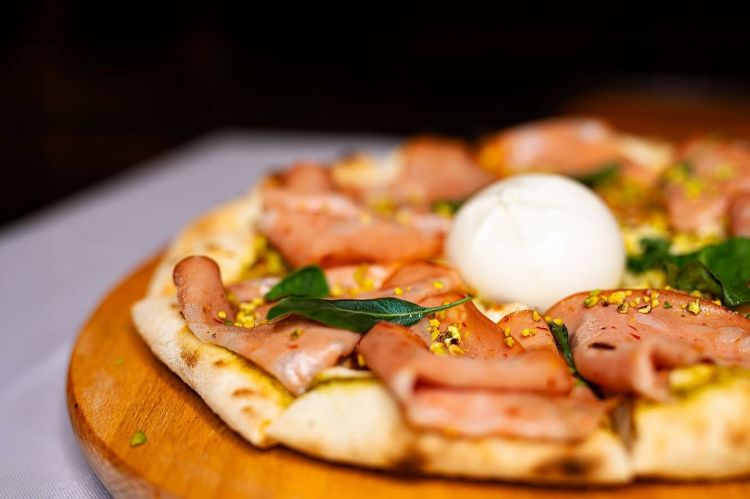 La Mordacchio di Pizzosteria San Giorgio con fiordilatte, mortadella leggermente piccante, burrata e pesto di pistacchio