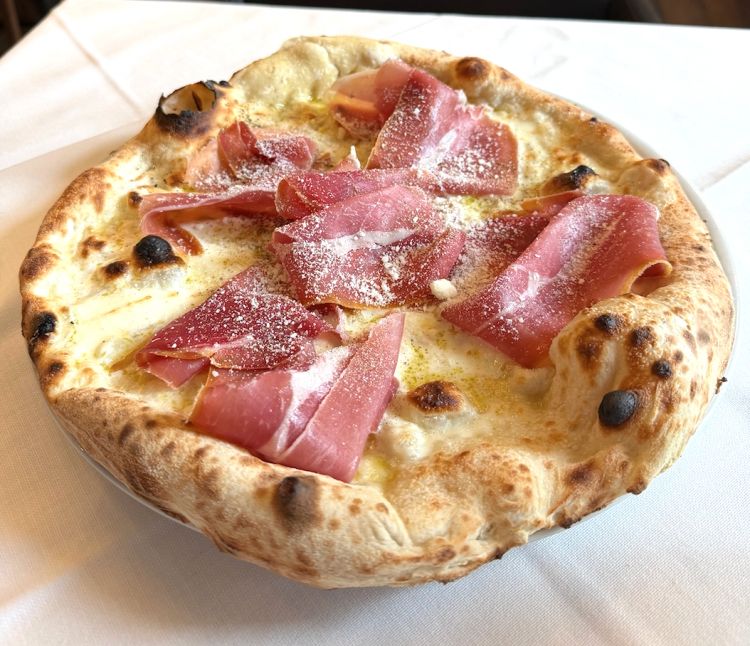 La Romana di Elvezia 31 con pecorino, crudo di Parma, provola campana e basilico fresco
