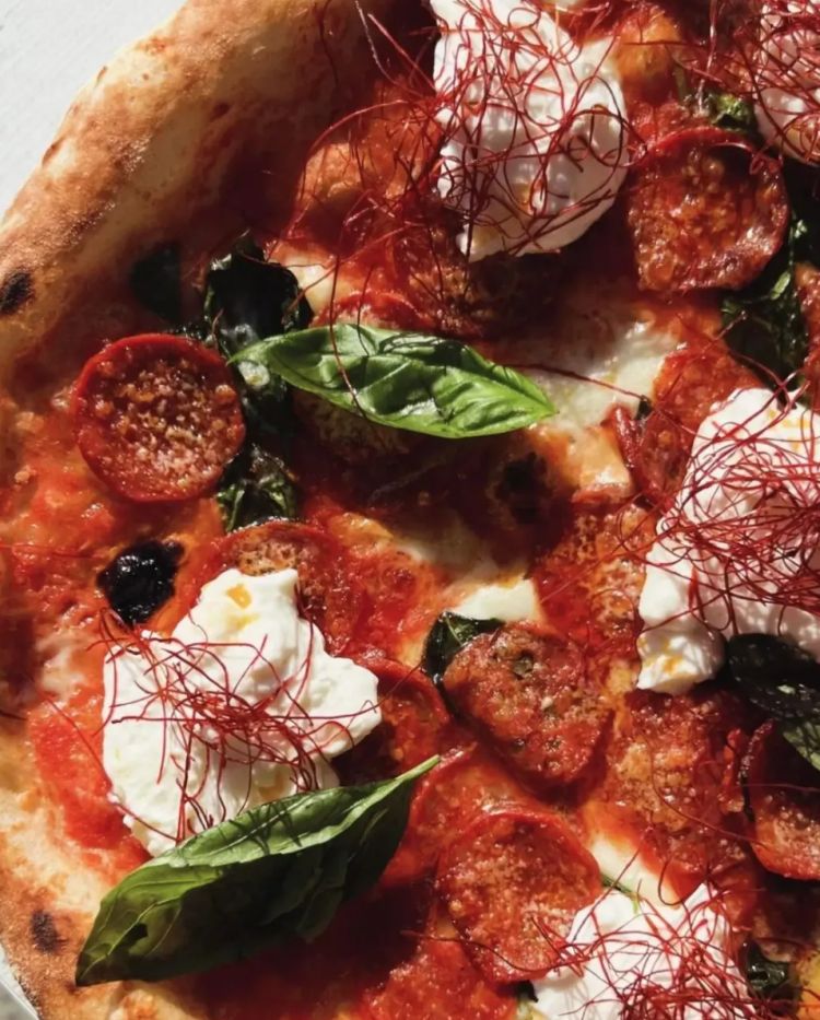 La pizza di Alleria nella combinazione stracciatella e salamino piccante