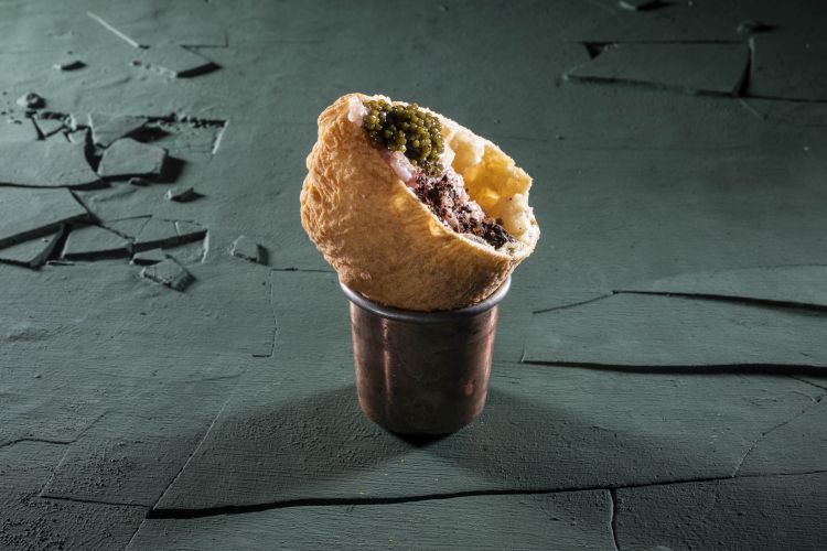 Cono di pizza fritta,&nbsp;maiale iberico Joselito maturato 90 giorni, caviale e polvere di olive
