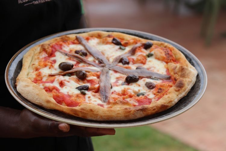 La Vecchia Napoli con pomodoro, mozzarella, capperi, olive taggiasche e acciughe del Cantabrico dopo cottura
