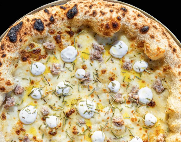 La Rustica con&nbsp;fiordilatte di Agerola, crema di patate arrosto, salsiccia umbra, rosmarino, mayo al tartufo, olio evo bio
