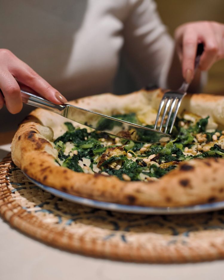 La Super Vegan, con crema di patate al latte di soia e menta, cuore di carciofo arrosto, pinoli tostati, scarola ripassata, zeste di limone, terra di olive nere, olio evo del Cilento Dop