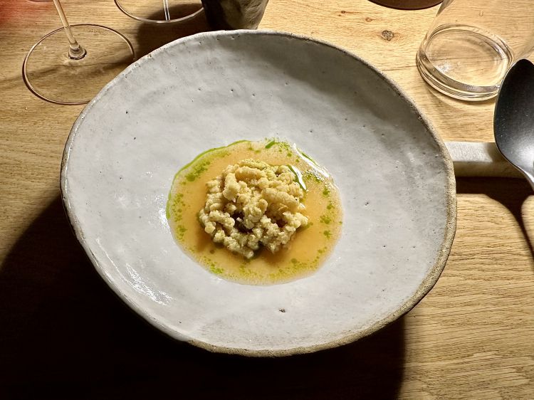 Passatelli caldo/freddi, con alla base un trito di pesche, pomodori e pinoli. I passatelli seguono la ricetta classica e sono un omaggio all’Emilia (la nonna di chef Fabrizio è originaria del modenese). Vengono finiti con un brodo di pomodoro freddo e gocce di olio al basilico. Ottimo piatto, molto fresco e invitante
