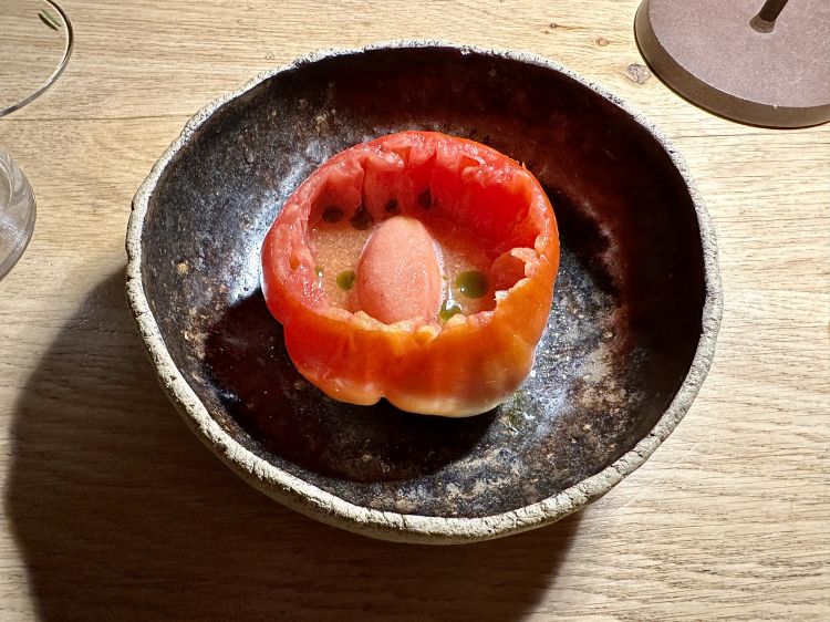 Sorbetto di pomodoro, servito in un pomodoro, acqua di pomodoro e olio al basilico

