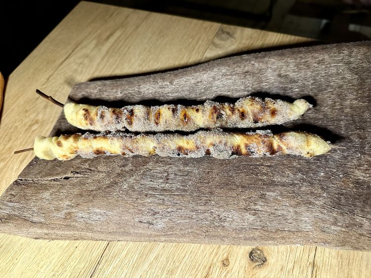 Kurtoskalacs: impasto simile al Camping bread, ma dolce, con zucchero e cannella. Sono originari dell’Ungheria e si danno alla fine di un pasto per augurare “buon viaggio”
