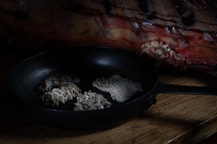 Rognone di ovino,&nbsp;albicocche del Podere e il cervello brul&eacute; con polvere di interiora ispirata alla sbernia bergamasca. Dal libro Deep Raw di Edoardo Tilli: "Equilibri estremi che si tengono per mano in modo solido e goloso. Mettiamo da parte tutte le trippe, in alcuni casi siamo riusciti a servire poche porzioni di &ldquo;lampredotto&rdquo; di pecora, e siamo in grado di servire la trippa di &ldquo;Pecora quasi al pomodoro&rdquo;. Concentriamo il pomodoro con grasso di pecora fermentato un anno e la serviamo separata da esso. Sapori nostalgici e intensi di un passato non dimenticato ma ben impresso nel nostro DNA".

