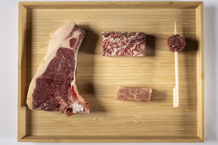 Bistecca di vacca di diciannove anni e di bue di otto anni
