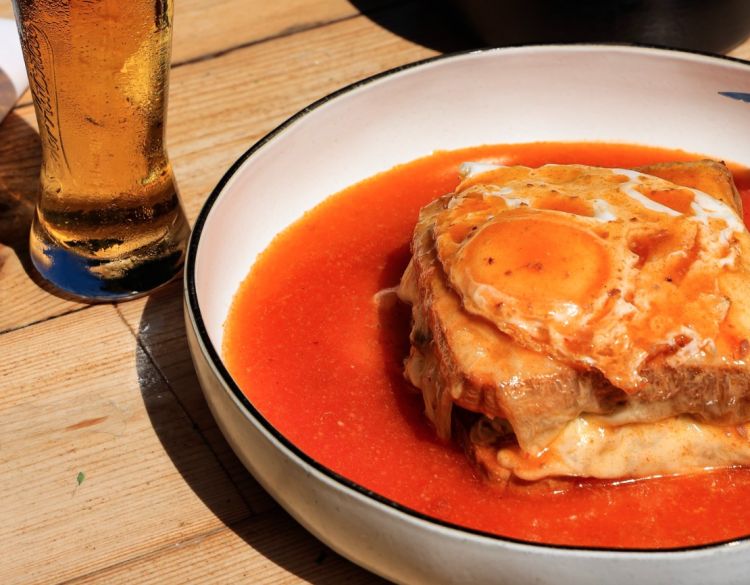 La Francesinha prende ispirazione dal croque-monsieur francese, ma fu adattata al gusto portoghese e arricchita con manzo e linguiça, una salsiccia di maiale portoghese
