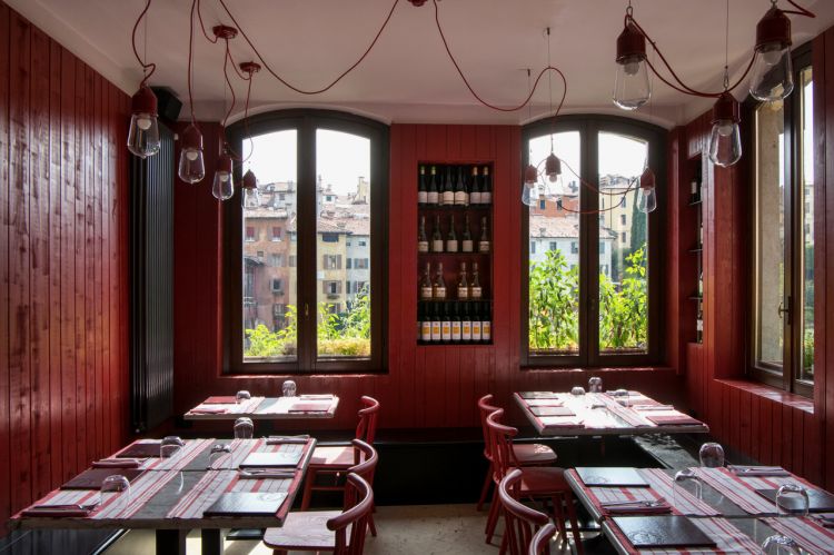 Gli interni della pizzeria a Bassano del Grappa
