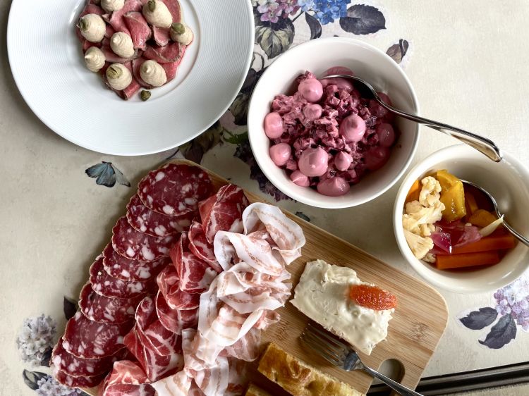 L'antipasto conviviale: vitello tonnato alla moda antica, salame di Varzi DOP, coppa Riserva, spalla cotta, giardiniera, gorgonzola con mostarda di Voghera e insalata russa di barbabietola
