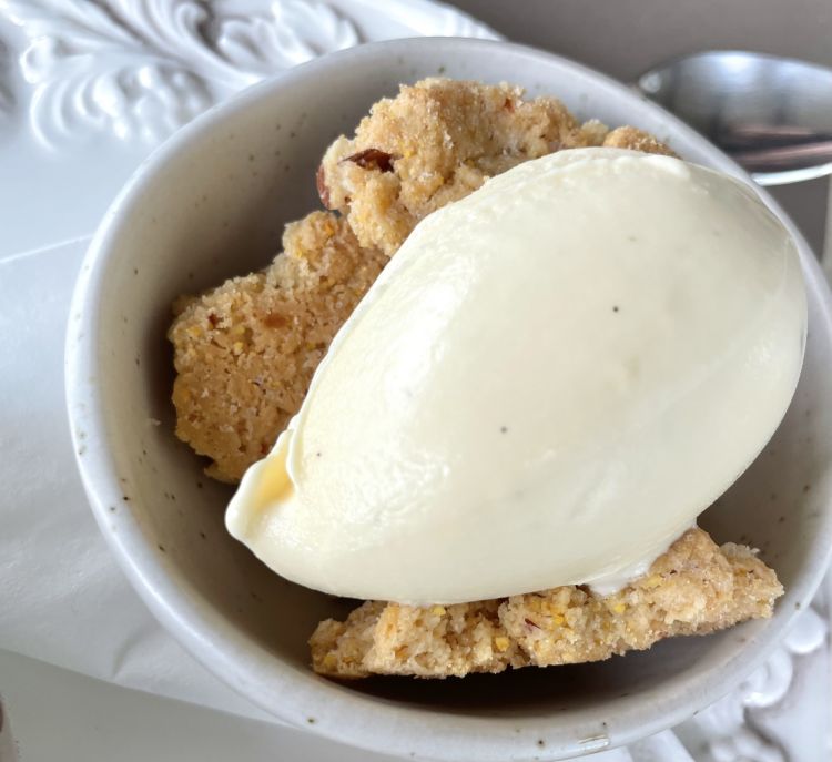 Sbrisolona e gelato alla crema
