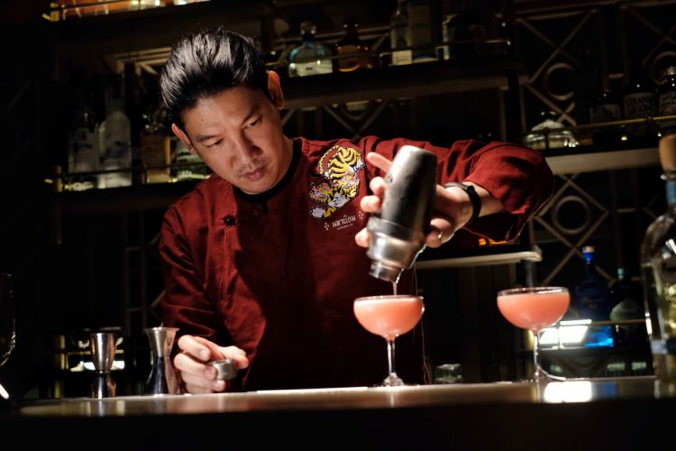 Ronnaporn 'Neung' Kanivichaporn, bartender e co-proprietario del locale, si è aggiudicato nel 2019 la Global Bacardi Legacy e per due volte ha vinto la Thailand's Diageo World Class come bartender dell'anno.