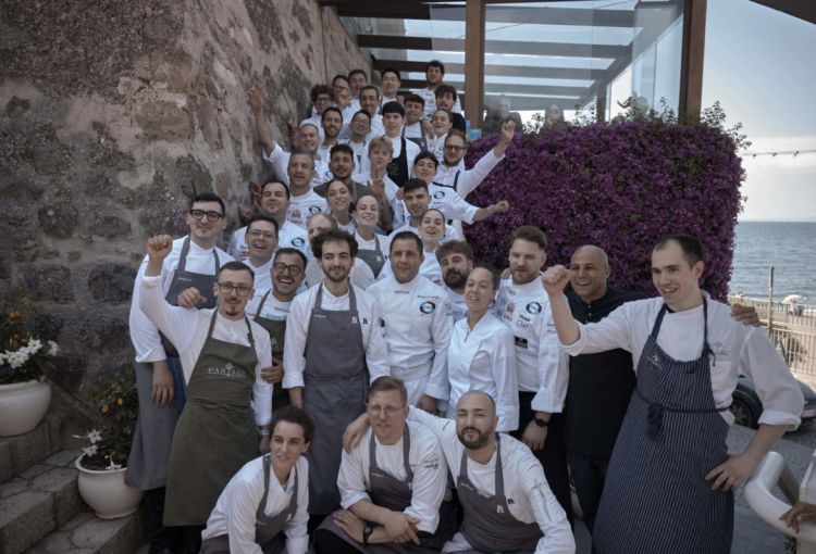 Foto di gruppo dei ragazzi di Una promessa è una