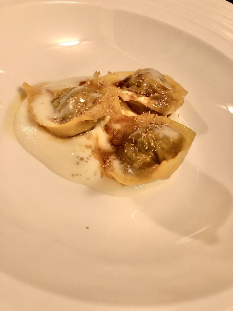 Ravioli Croccanti, Sugo d’Arrosto, Salsa al Parmigiano e Lievito di Birra Essiccato: uno tira l'altro ed è già uno tra i piatti più amati del Quadri
