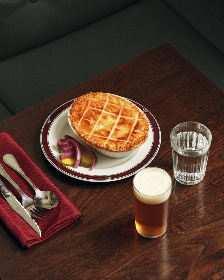 Non solo drink, ma anche quella cucina confortevole tipica del pub, come confortevole è una pie