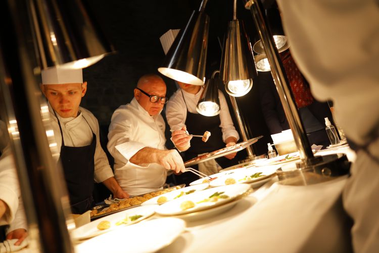 Lo chef Gaetano Trovato in azione al pass