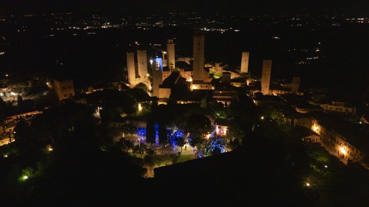 San Gimignano in abito da sera per la cena di gala in Piazza Duomo