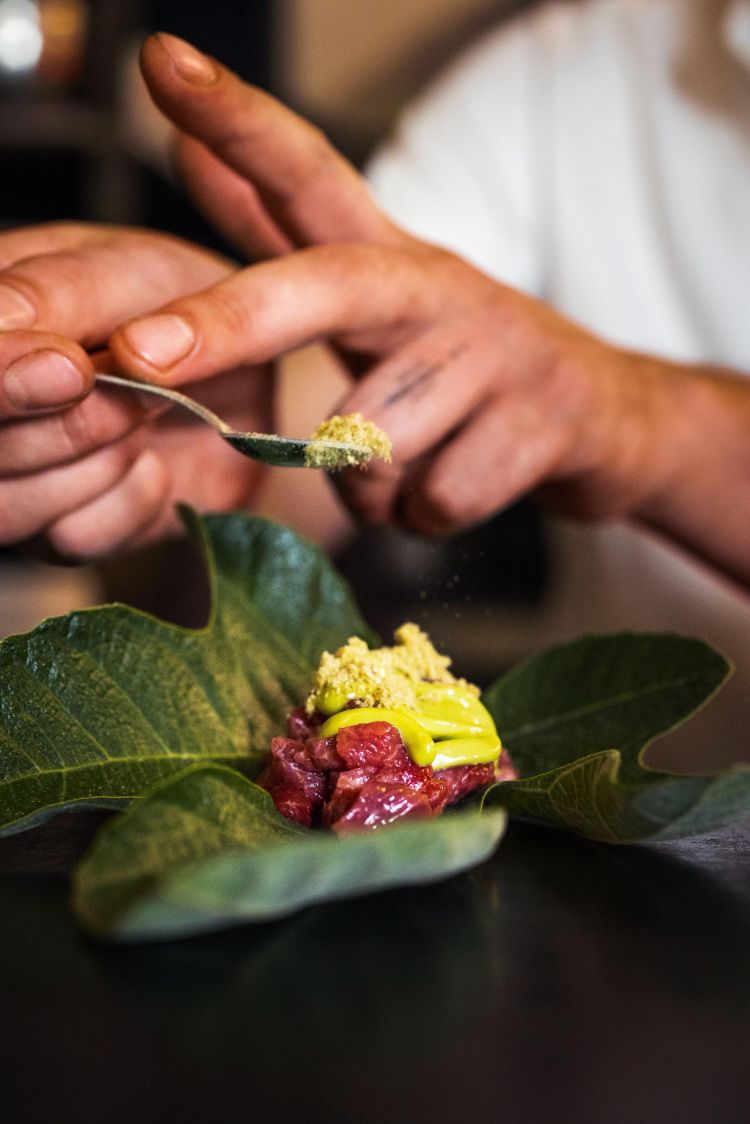 Battuta di podolica, elicrisio, kosho di limone ed emulsione di foglie di fico
