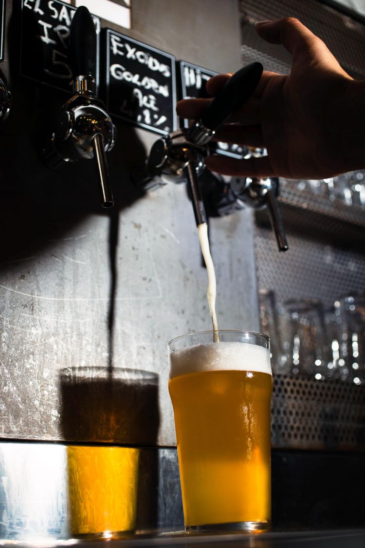 Il laboratorio brassicolo affaccia proprio sulla sala del ristorante dove &egrave; possibile degustare le birre di Raffaele
