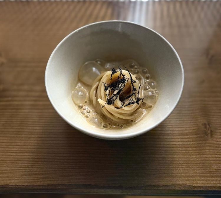 Spaghettino, brodo centenario e alghe fermentate
