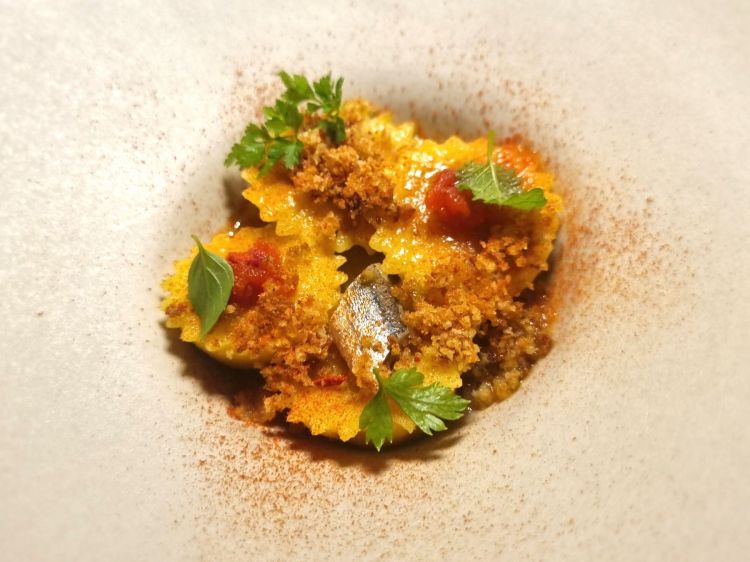 Bagnun di acciughe bottoni, datterino giallo, parsillade XO