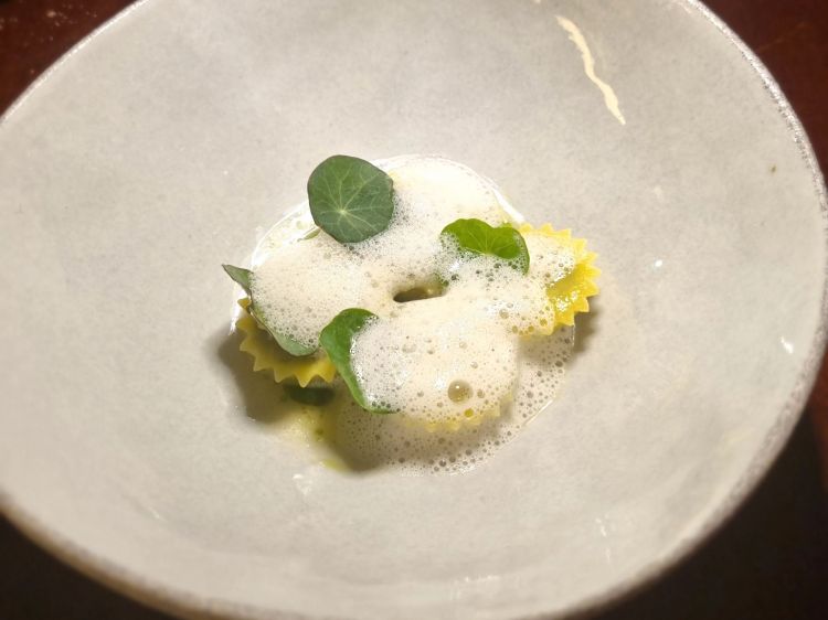 Bottoni di bietola, primosale, alga e salsa al pigato