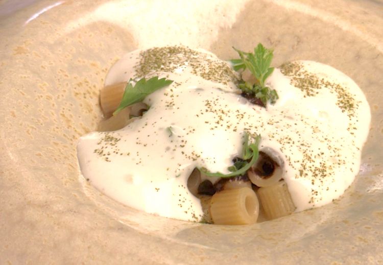 Muscoli e Careghe: tubetti al burro acido, cozze e aglio di Vessalico