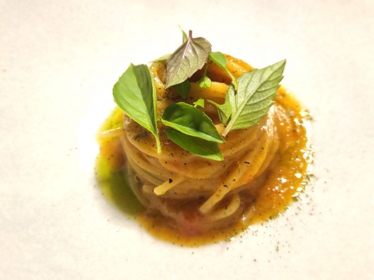 Spaghettini, pesca arrosto, bisque di scampi, basilico