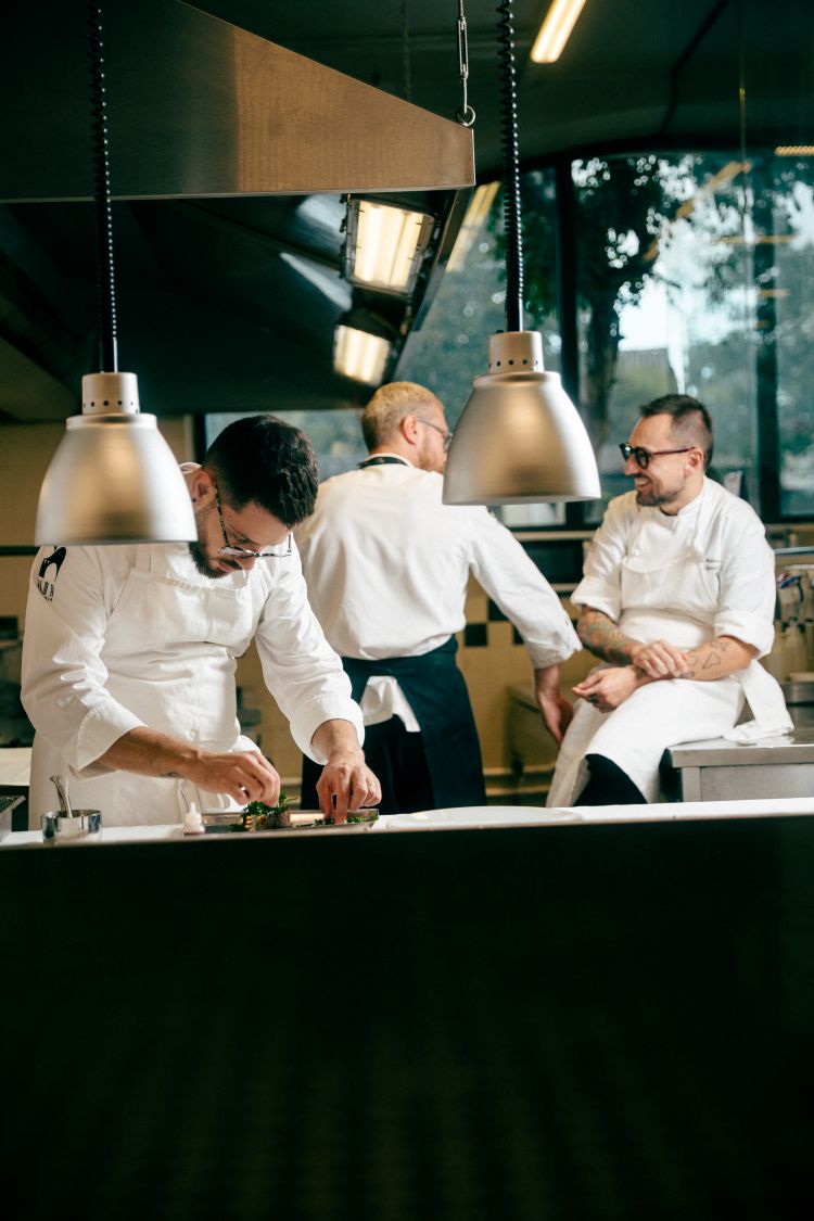 A sinistra Alessio Spinelli, sous-chef e a destra, Federico Sgorbini, chef del ristorante Dama
