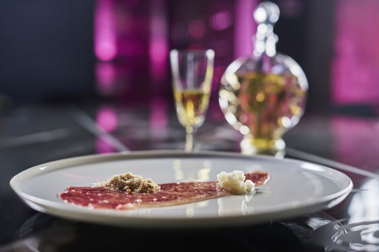 Clicca qui per visualizzare la videoricetta di Carpaccio di wagyū, mandorla e camomilla