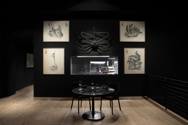Un dettaglio della splendida sala del ristorante Etra a Genova