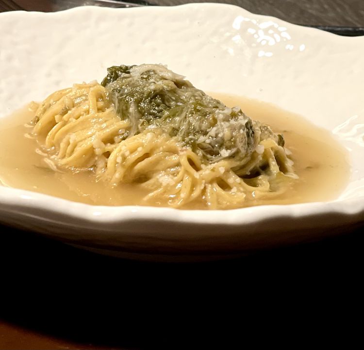 Tagliolini in brodo di minestra maritata
"Maritata" vecchio stile e infatti la ricetta è della mamma di Giuseppe: si parte da un brodo leggero a base di sedano, carote e cipolle che viene filtrato; poi si aggiungono, gallina, cappello del prete di manzo; salsiccia di polmone e altre interiora (un soffritto in salsiccia), la cosiddetta "pezzent", verza tagliata grossolanamente, scarola bianca coltivata in Brianza e cavolo nero intero; nel piatto un gomitolo di tagliolini, verza e scarola e il brodo versato al momento davanti al commensale. Comfort assoluto
