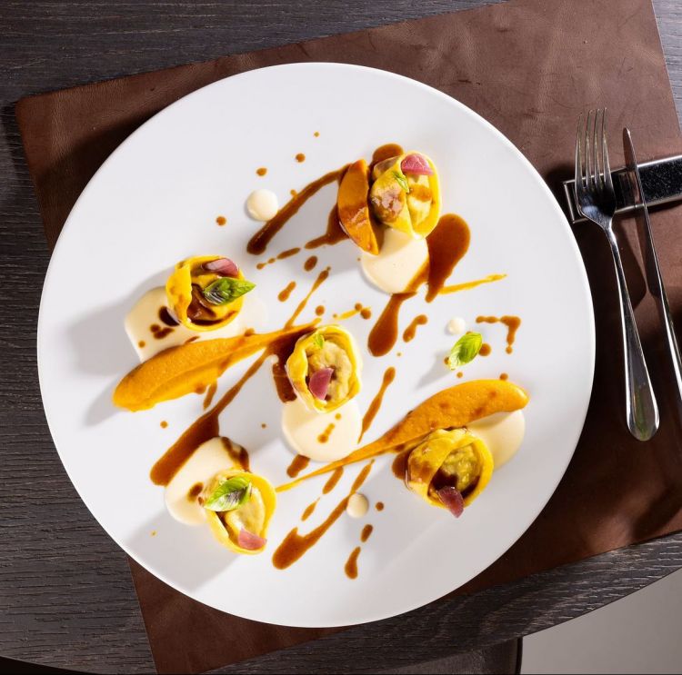 Ravioli di Genovese
La Genovese in un raviolo: il manzo cuoce circa 12, 13 ore; poi una volta raffreddato viene aggiunto all'interno del raviolo, servito con fondo di manzo, fonduta di parmiagiano e crema di carote. Pura tradizione racchiusa in uno scrigno poroso di pasta fresca (foto dalla pagina Instagram del ristorante Silvestro @silvestro_ristorante)