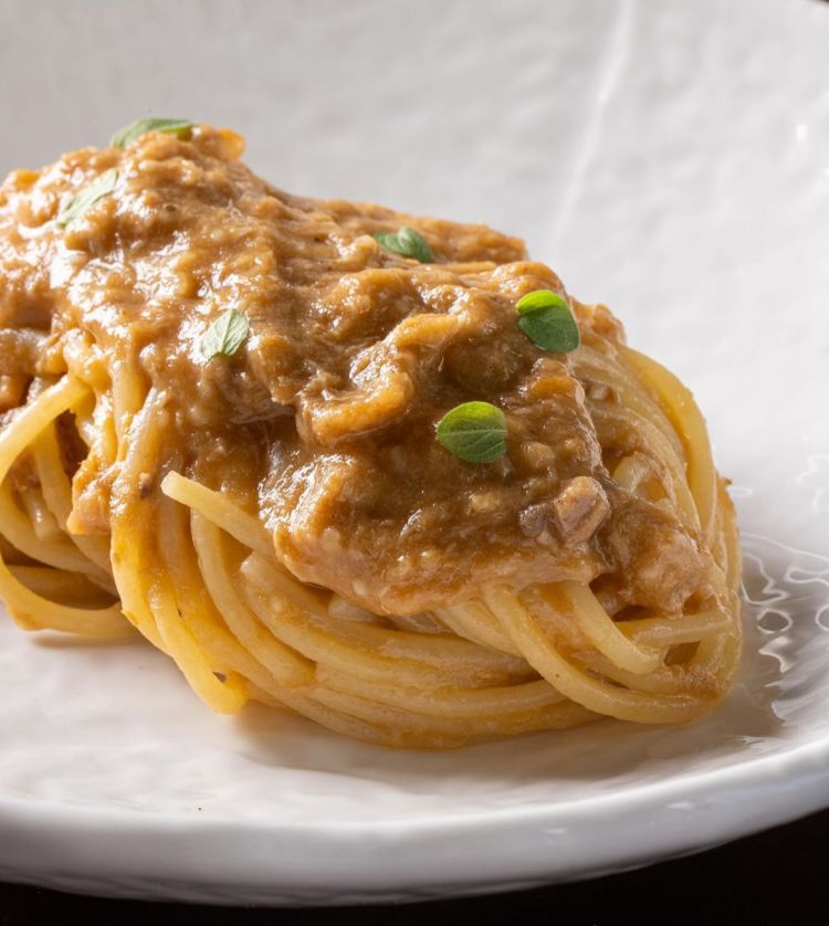 Spaghetti con ragù di costine alle mele
Ragù, pomodoro...ma qui di pomodoro non c'è traccia perchè in alternativa vengono utilizzate le mele; del maiale, invece, vengono scelte le costine e lasciate cuocere con il frutto circa 16 ore. La carne si sfilaccia e si lega alla polpa di mela: un assaggio interessante, un ragù leggero, dall'amabile dolcezza e un finale leggermente acido (foto dalla pagina Instagram del ristorante Silvestro @silvestro_ristorante)