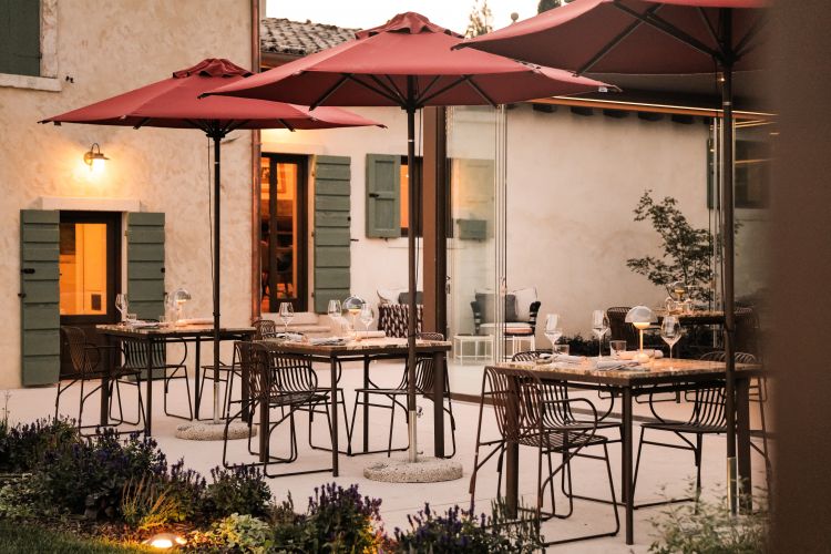 Gli spazi esterni del Riviera Restaurant a Punta S