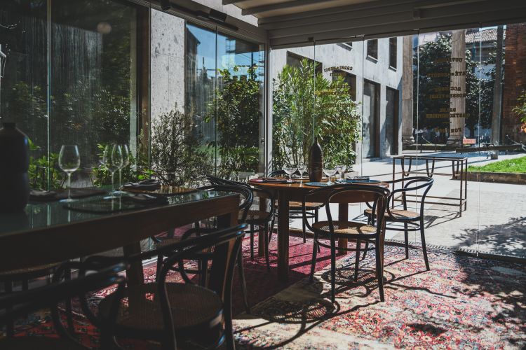 Un particolare della sala di Roncoroni Classici Gastronomici, a Milano in zona Colonne di San Lorenzo