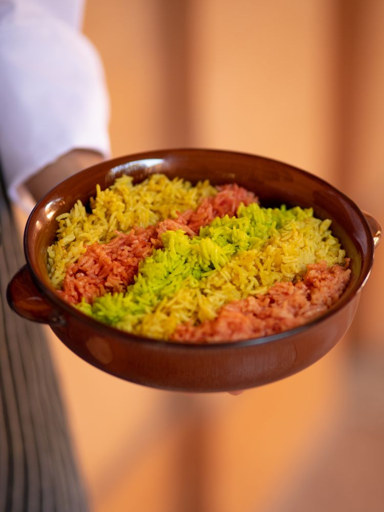Rainbow biryani: è la rivisitazione di un riso pakistano tradizionale delle feste, cotto in tre peperoni (verde, rosso e giallo) e un insieme di spezie (biryani masala). Viene servito con la Raita, salsa allo yogurt con spezie pakistane e olio alle erbe
