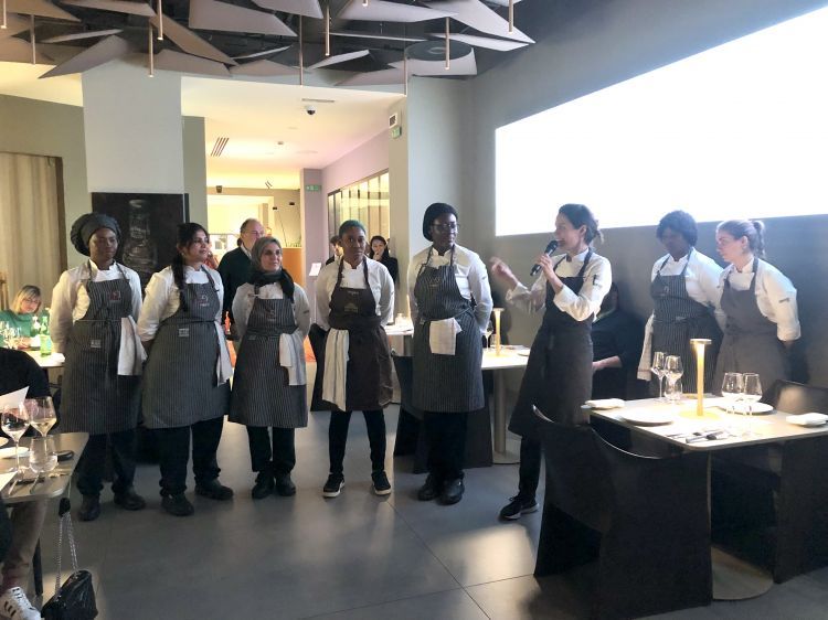 Ricordo di una serata all'Hub di Identità Golose Milano, in via Romagnosi 3 a Milano, in compagnia di Jessica Rosval e la grande squadra di Roots, il ristorante al cuore del nuovo progetto dell’AIW, l’Associazione per l’Integrazione delle Donne, che non è solo un luogo di ristoro, ma rappresenta un vero e proprio percorso di formazione che consente alle donne migranti di Modena di assimilare tutti i fondamentali per gestire una cucina o elaborare un menu