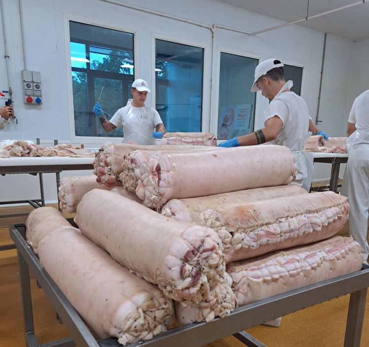 La legatura della pancetta, un'operazione che ancora oggi si svolge in modo completamente manuale
