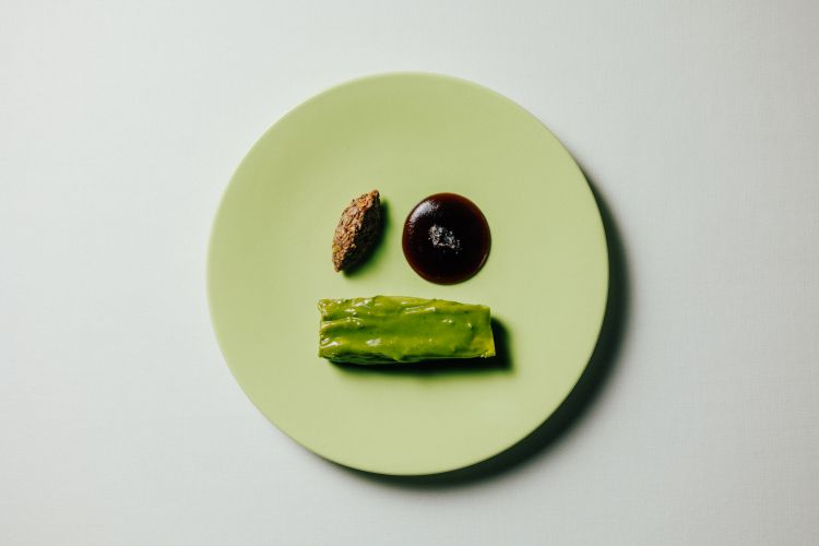 Scarola imbottita: la scarola è cotta in padella con olio all'aglio, sormontata da polvere di scarola e prezzemolo, croccante pane all'aglio e pinoli; viene servita con un battuto di olive taggiasche e gel di Pedro Ximenez
