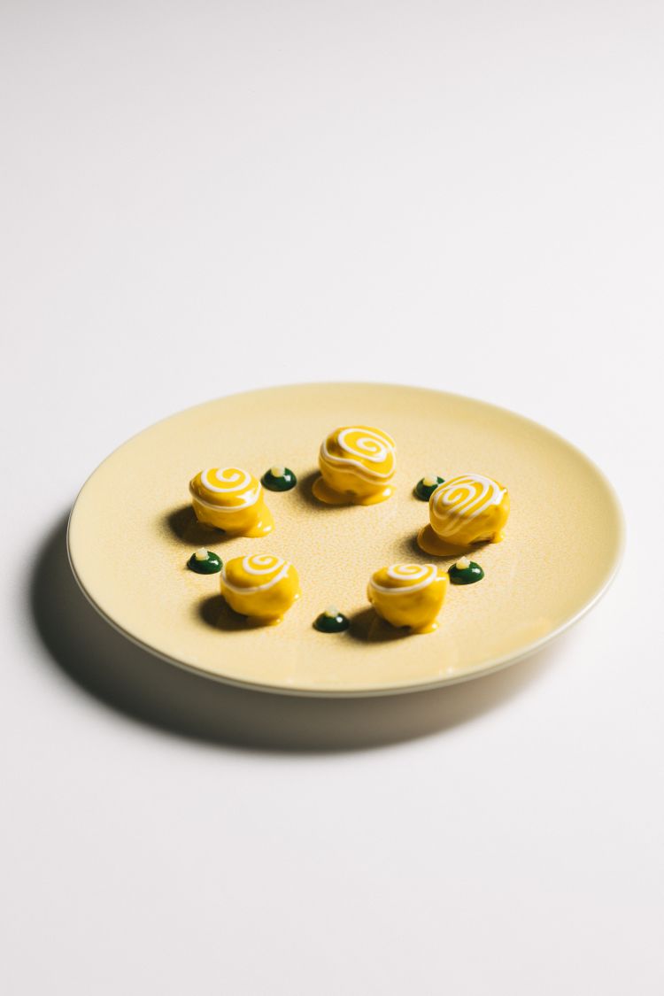 Gnocchi Milano ripieni di stracotto di ossobuco, conditi allo zafferano e serviti con salsa al Grana Padano e gremolada. Un involucro morbido, goloso lascia spazio a una farcia succulenta raggiunta dalla balsamicità dello zafferano e fresca gremolada a ripulire il palato
