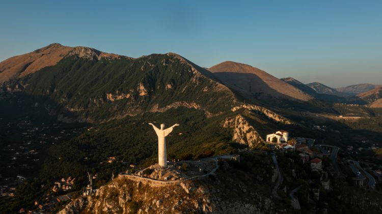 Volgendo lo sguardo verso l'alto, è possibile scorgere la scultura del Redentore, situata in cima a Monte San Biagio