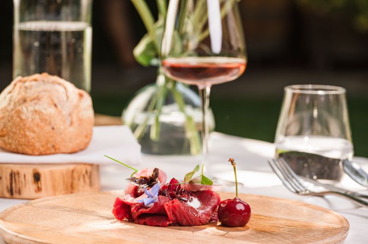 Tartare di bufalo, estratto di mela e sedano, battuto di olive